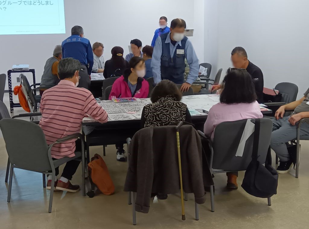 グループでテーブルを囲みグループワークしている様子
